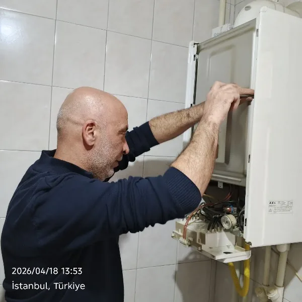 Kombi içindeki sirkülasyon pompası ve vana bağlantılarının yakından görünümü